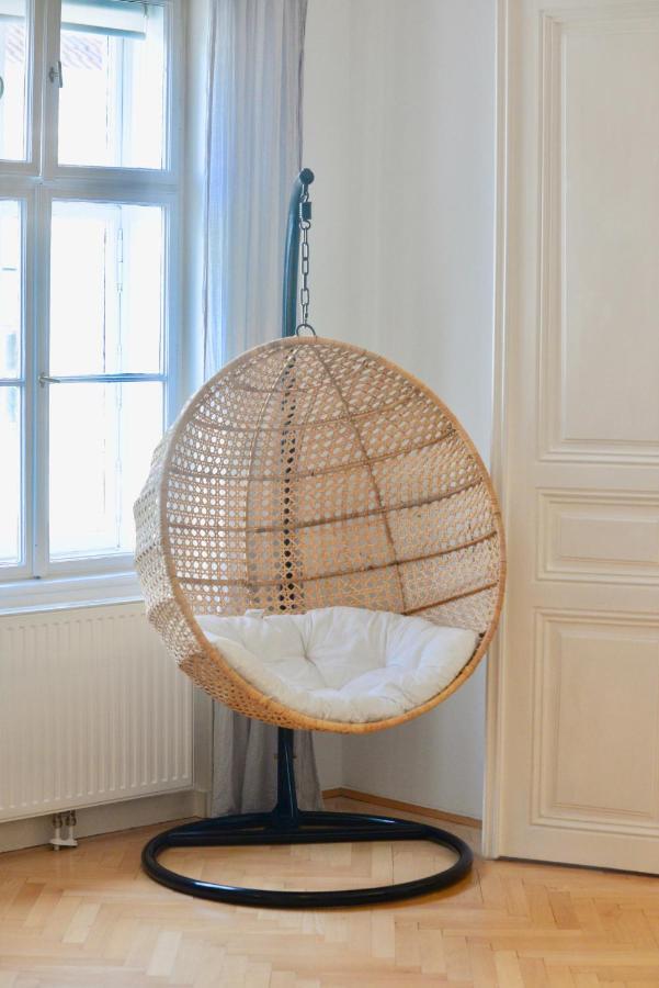 Beautiful Flat Next To Karlskirche Wina Bagian luar foto